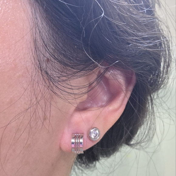 Elegant Silver toned classic Hoop huggie screw back Earrings non pierced - Picture 3 of 8